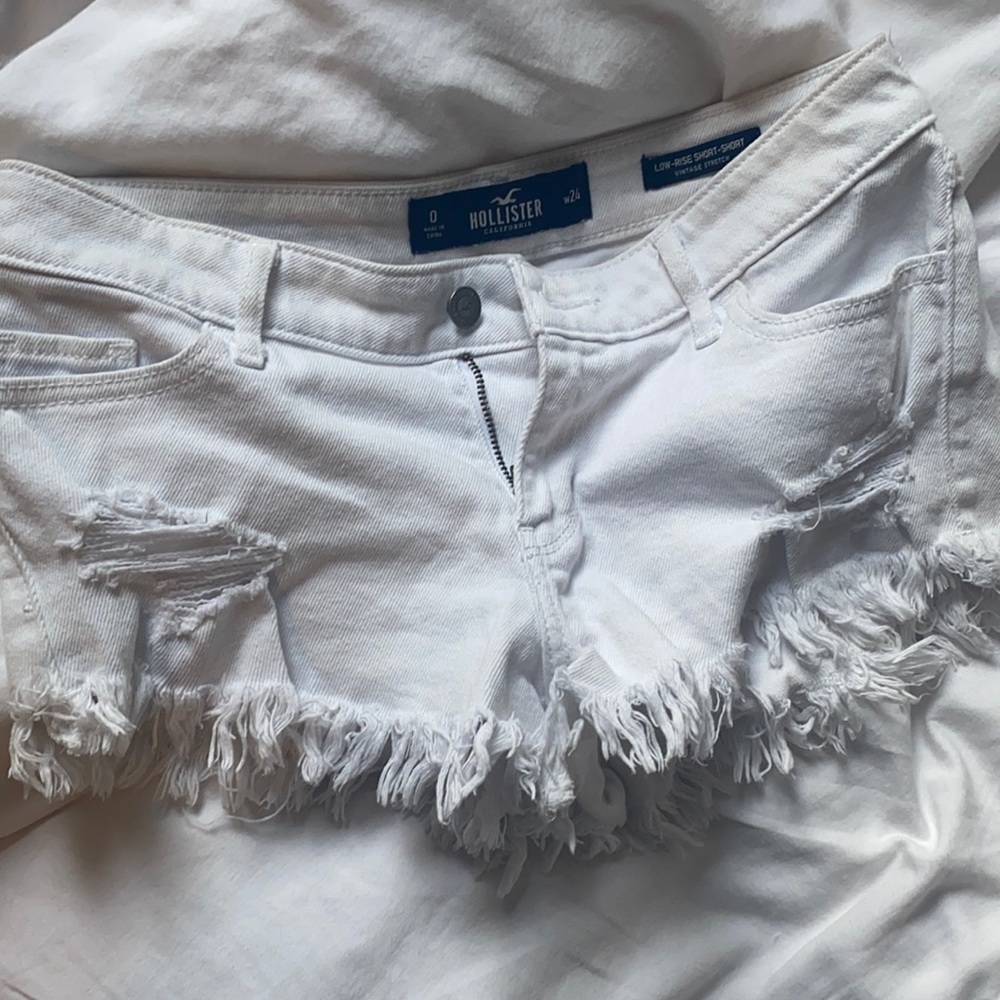 Size 0/24 hollister short white shorts / low rise